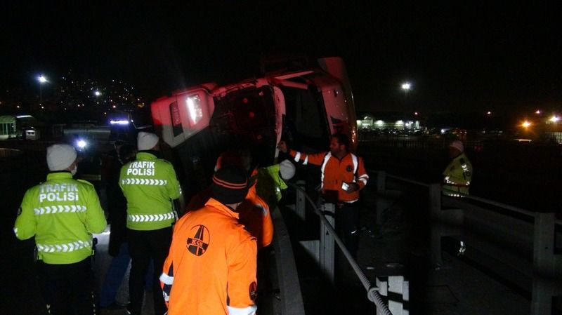 Sürücü, devrilen tırda sıkıştı