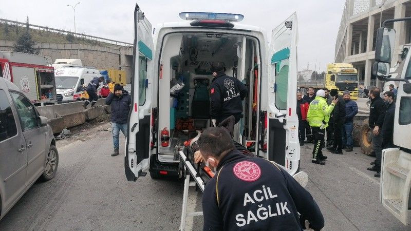 D-100’de 4 araç birbirine girdi, ORTALIK SAVAŞ ALANINA DÖNDÜ