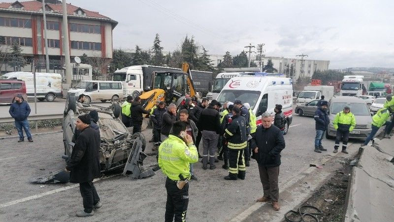 D-100’de 4 araç birbirine girdi, ORTALIK SAVAŞ ALANINA DÖNDÜ