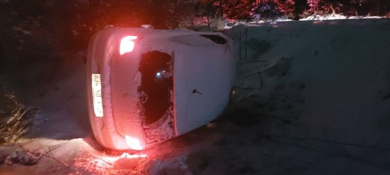 Karda kayan araç şarampole yuvarlandı: Yaralılar var