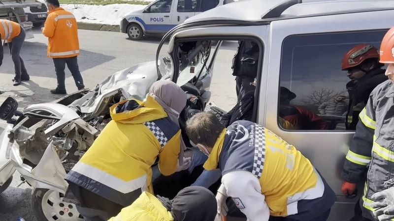 Tıra çarpan sürücü için SEFERBER OLDULAR