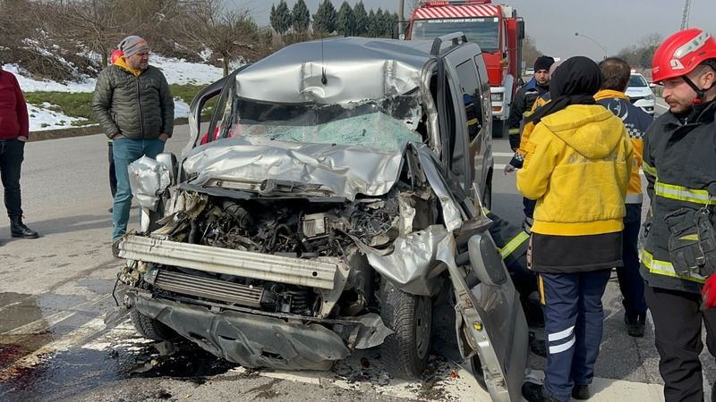 Tıra çarpan sürücü için SEFERBER OLDULAR