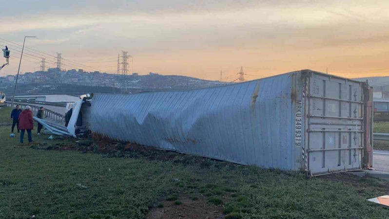 Hammadde yüklü tır yol ayrımında devrildi