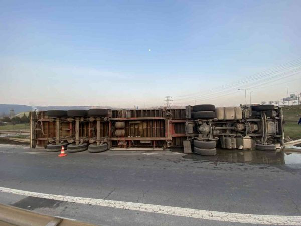 Hammadde yüklü tır yol ayrımında devrildi