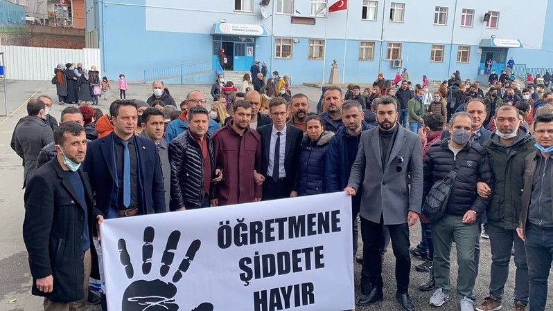 Öğrencilerin gözü önünde öğretmenİ darp ettİ!