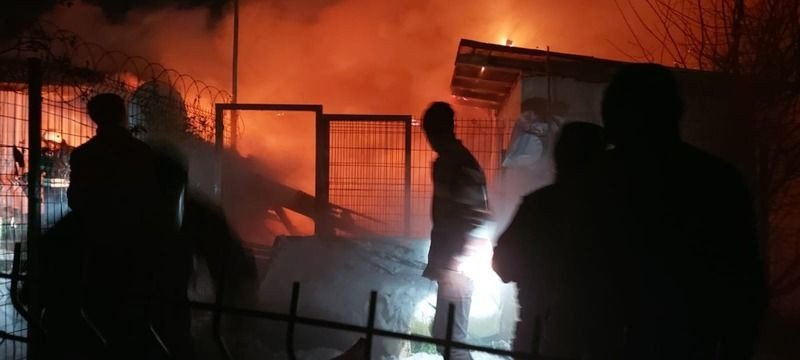 Hayvanların bulunduğu ahır alev alev yandı
