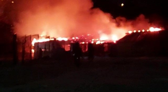 Hayvanların bulunduğu ahır alev alev yandı