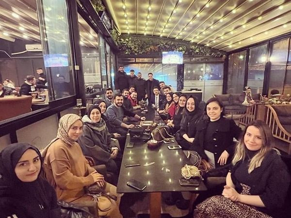Görevden alınan başkana pasta kestiler