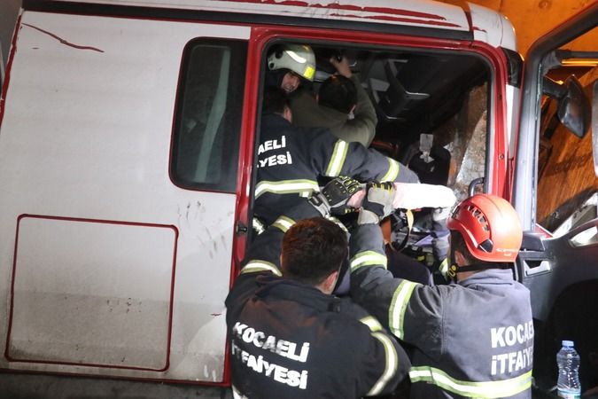 Tünelde feci kaza! KAMYONLAR BİRBİRİNE GİRDİ