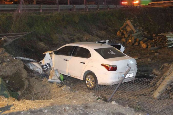 Kontrolden çıkan otomobil kütük dolu alana uçtu
