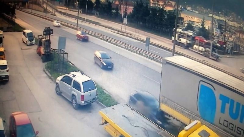 Makas atarken, park halindeki tıra böyle girdi
