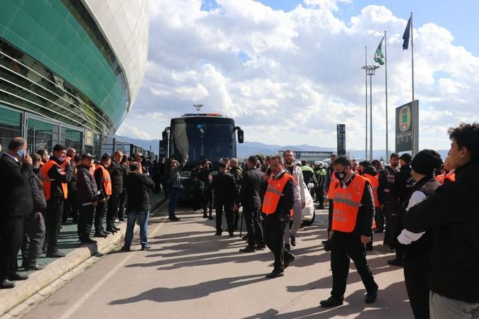 Kocaelispor taraftarı, takım otobüsünü STATTAN ÇIKARMADI