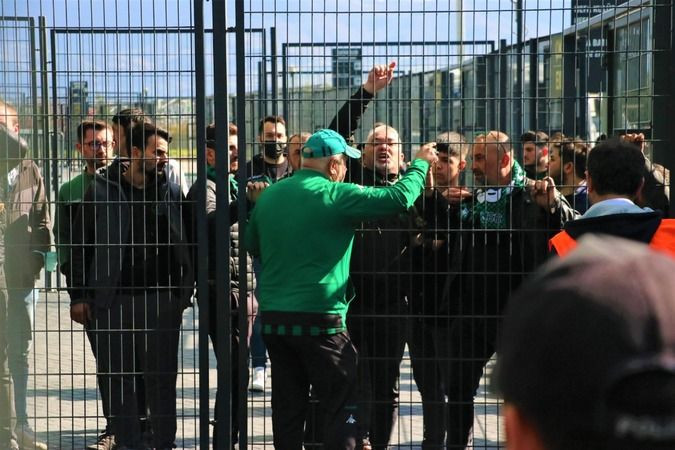 Kocaelispor taraftarı, takım otobüsünü STATTAN ÇIKARMADI