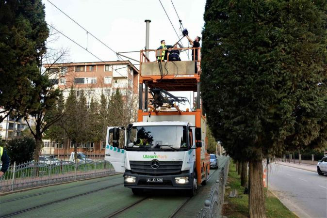 Aydınlatma direği tramvay enerji hattının üzerine devrildi
