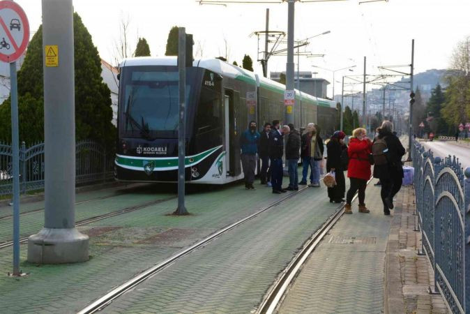 Aydınlatma direği tramvay enerji hattının üzerine devrildi