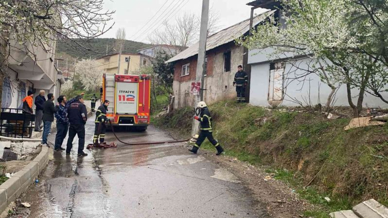 Gecekonduda çıkan yangın korkuttu