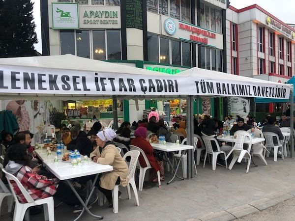 Ne parti ne belediye… Burası Kuruçeşmeliler’in iftar çadırı!