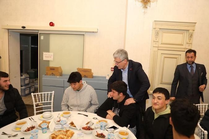 Ellibeş: Siz yeter ki çağırın, çayları ben koyarım