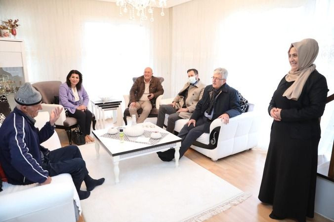 Ellibeş: Siz yeter ki çağırın, çayları ben koyarım