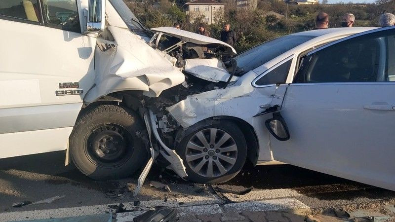 Otomobil işçi servisine ok gibi saplandı: Yaralılar var!