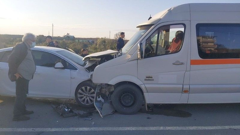 Otomobil işçi servisine ok gibi saplandı: Yaralılar var!
