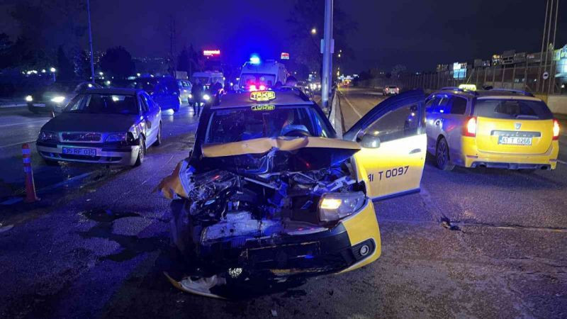Trafik ışıklarında zincirleme kaza: 4 yaralı