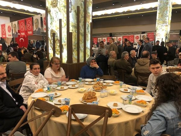 MHP İzmit iftarda buluştu Salon doldu taştı