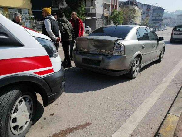 Fren lambası yanmayan otomobile arkadan çarptı