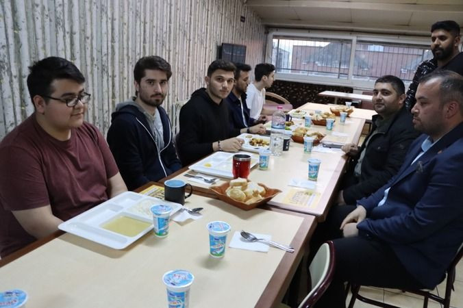 CHP’liler üniversitelilere “askıda genç bilet” kampanyasını anlattı