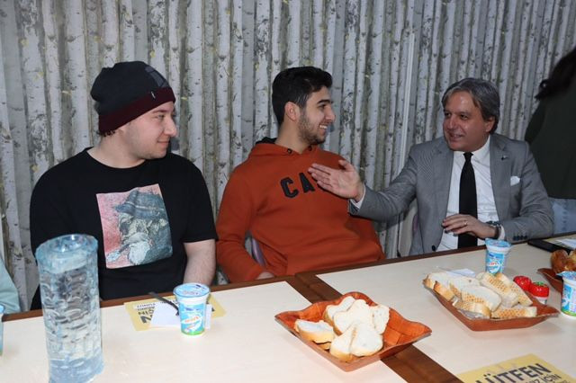 CHP’liler üniversitelilere “askıda genç bilet” kampanyasını anlattı