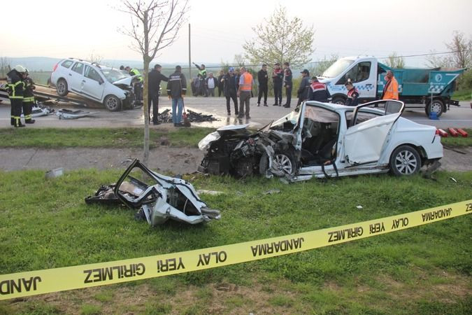 İçlerinde muhtar da var...Karşı şeride geçen otomobil dehşet saçtı: 2 ölü, 1 ağır yaralı