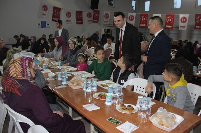 MHP Kartepe’nin iftarına yoğun katılım