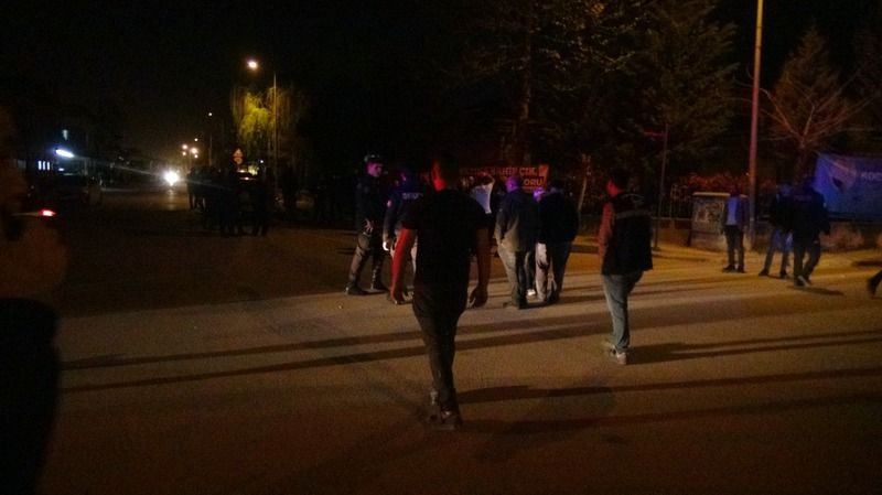 Polis kavga çıkmasın diye MAHALLEDE NÖBET TUTTU