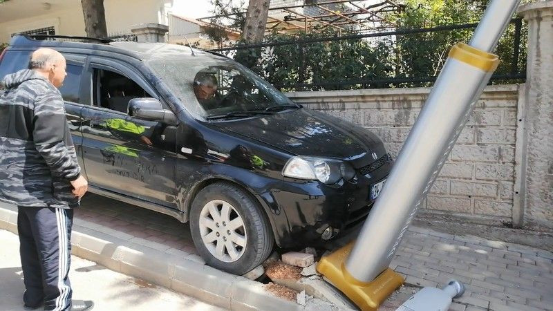 Panik yapan sürücü KAZAYA SEBEP OLDU