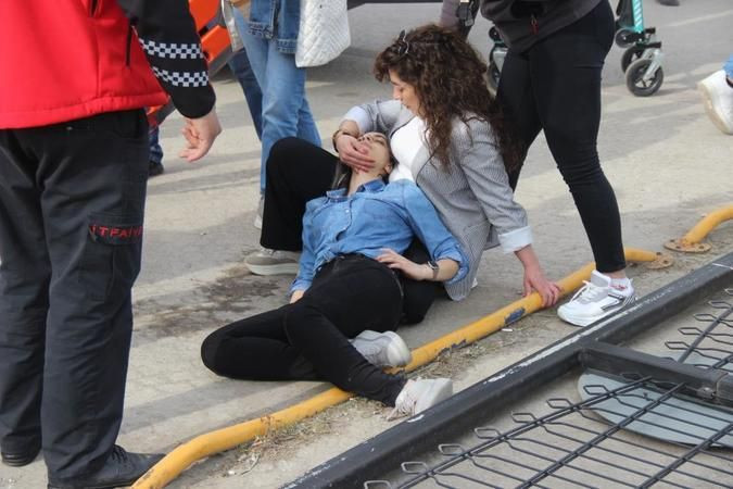 İş yerini açmak isterken üzerine demir kapı devrildi!