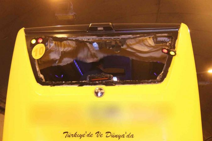 İçinde 20 kişinin bulunduğu otobüse tır çarptı