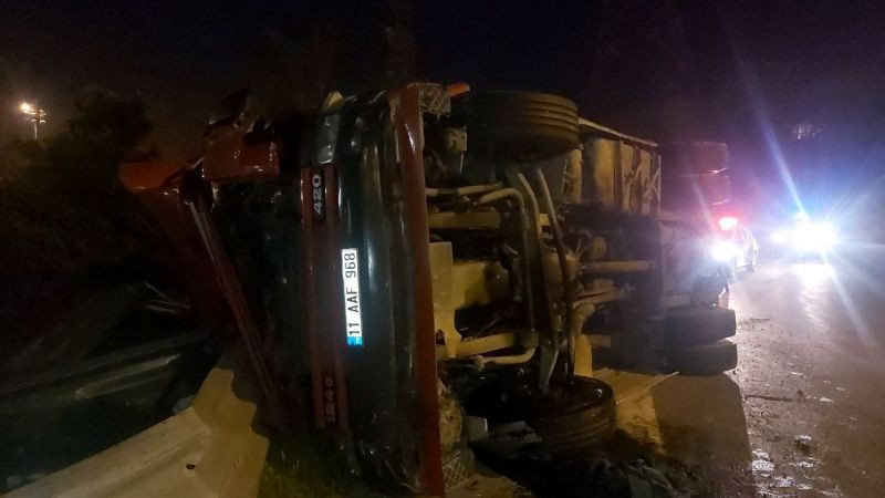 Hurda yüklü tır devrildi, kabinde sıkışan sürücü yaralandı