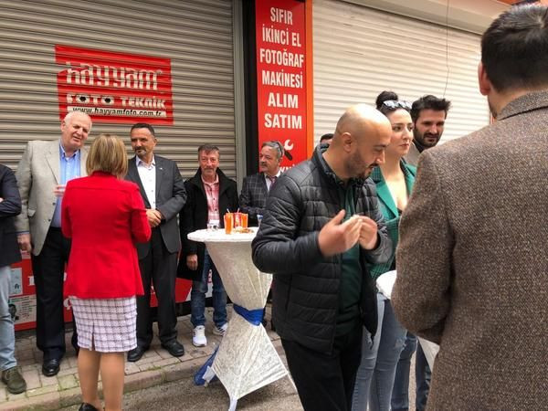 Masanın etrafından dolaştı… BAŞKAN HÜRRİYET ONLARLA BAYRAMLAŞMADI!