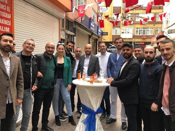 Masanın etrafından dolaştı… BAŞKAN HÜRRİYET ONLARLA BAYRAMLAŞMADI!