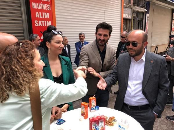 Masanın etrafından dolaştı… BAŞKAN HÜRRİYET ONLARLA BAYRAMLAŞMADI!
