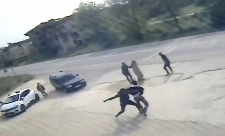 Araçlardan inip tekme tokat birbirlerine girdiler!