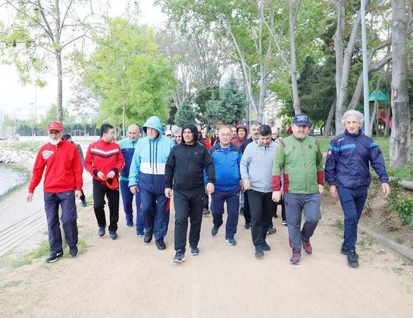 En iyi yaptığı şey... Nerede yürüyüş orada Karaosmanoğlu