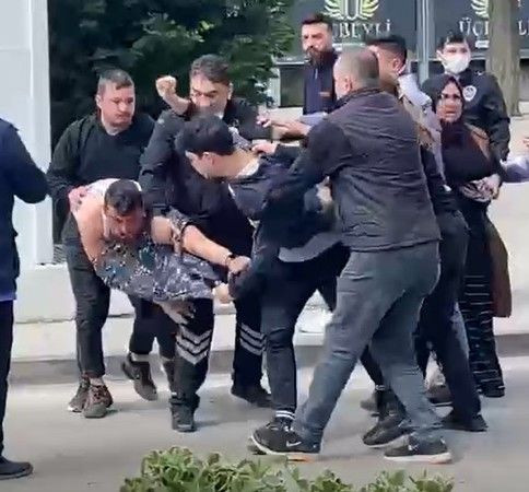 Hastane önünde kuzenler birbirine girdi!