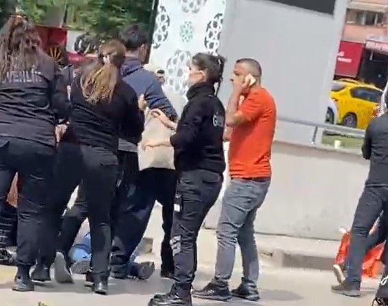 Hastane önünde kuzenler birbirine girdi!