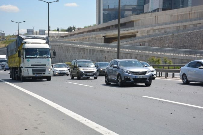 Otobüs ve tırın arasında kalan otomobil HURDAYA DÖNDÜ