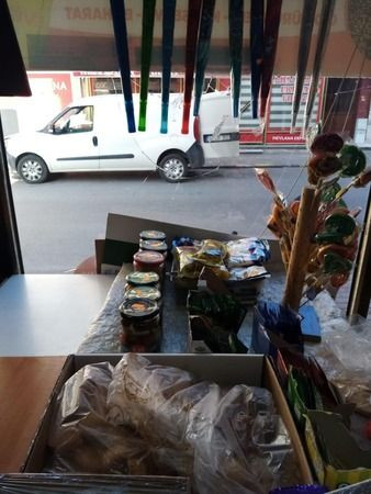 Suriyelilere ait marketin camını taşladılar!