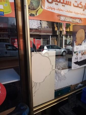 Suriyelilere ait marketin camını taşladılar!