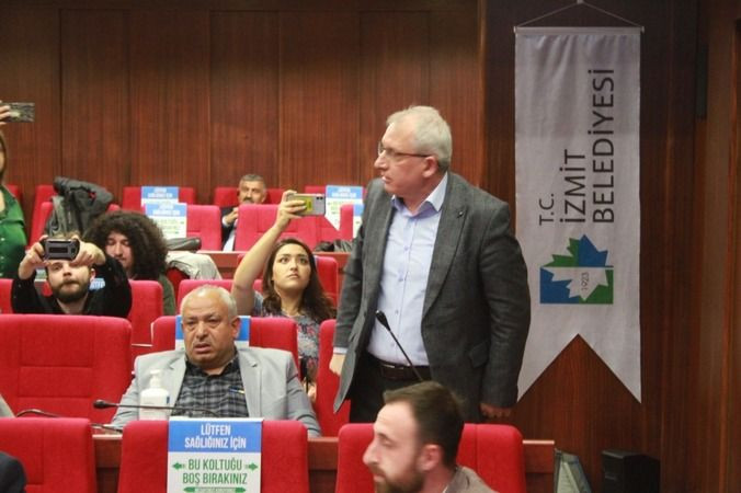 Hocaoğlu, bir anda ayağa fırlayıp...