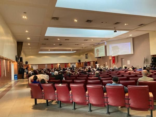 Ünlü gazeteci boş koltuklara konuştu İki dernek bir belediye salon dolduramadı!
