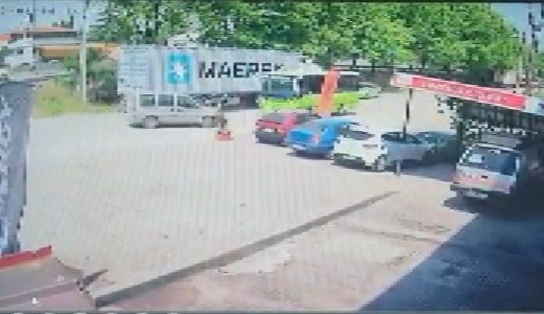 Halk otobüsü ile hafif ticari araç çarpıştı: Yaralılar var!
